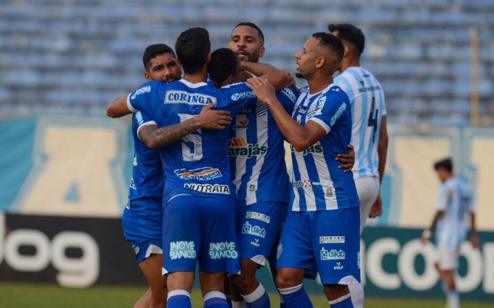 Jogadores do CSA comemoram gol de Iury Castilho na vitória de 2 a 0 sobre o Londrina