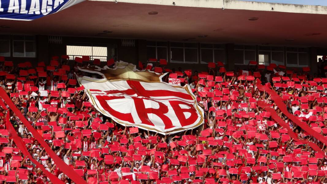 Depois de mais de um ano, a torcida do CRB poderá comparecer ao Estádio Rei Pelé, neste sábado (25), contra o Avaí