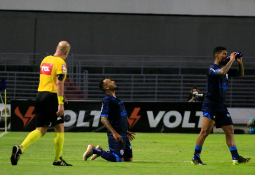 Marco Túlio agradece a Deus o gol que ele fez, o primeiro do CSA no jogo contra o Botafogo