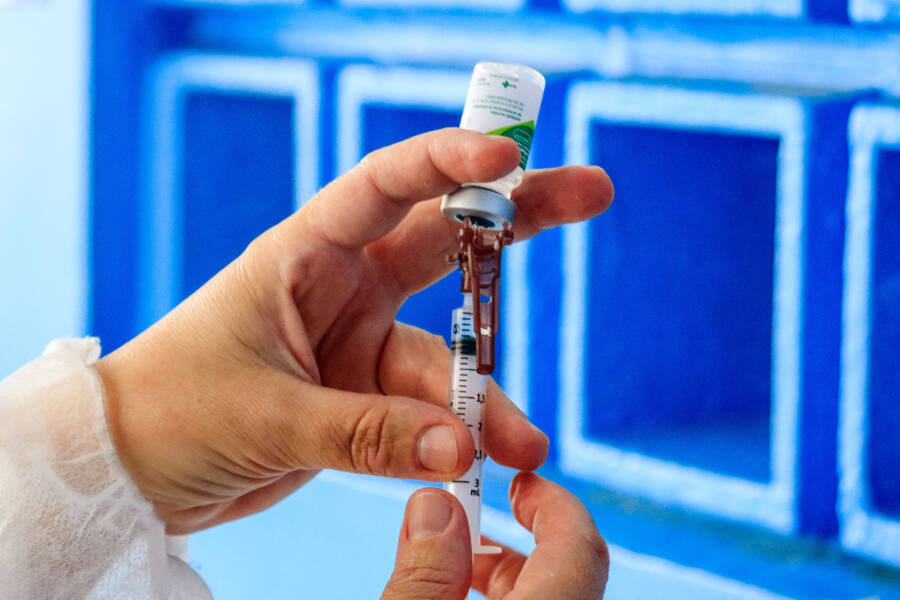 Em capitais como São Paulo e Rio de Janeiro, clínicas privadas já oferecem a vacina AstraZeneca ao público