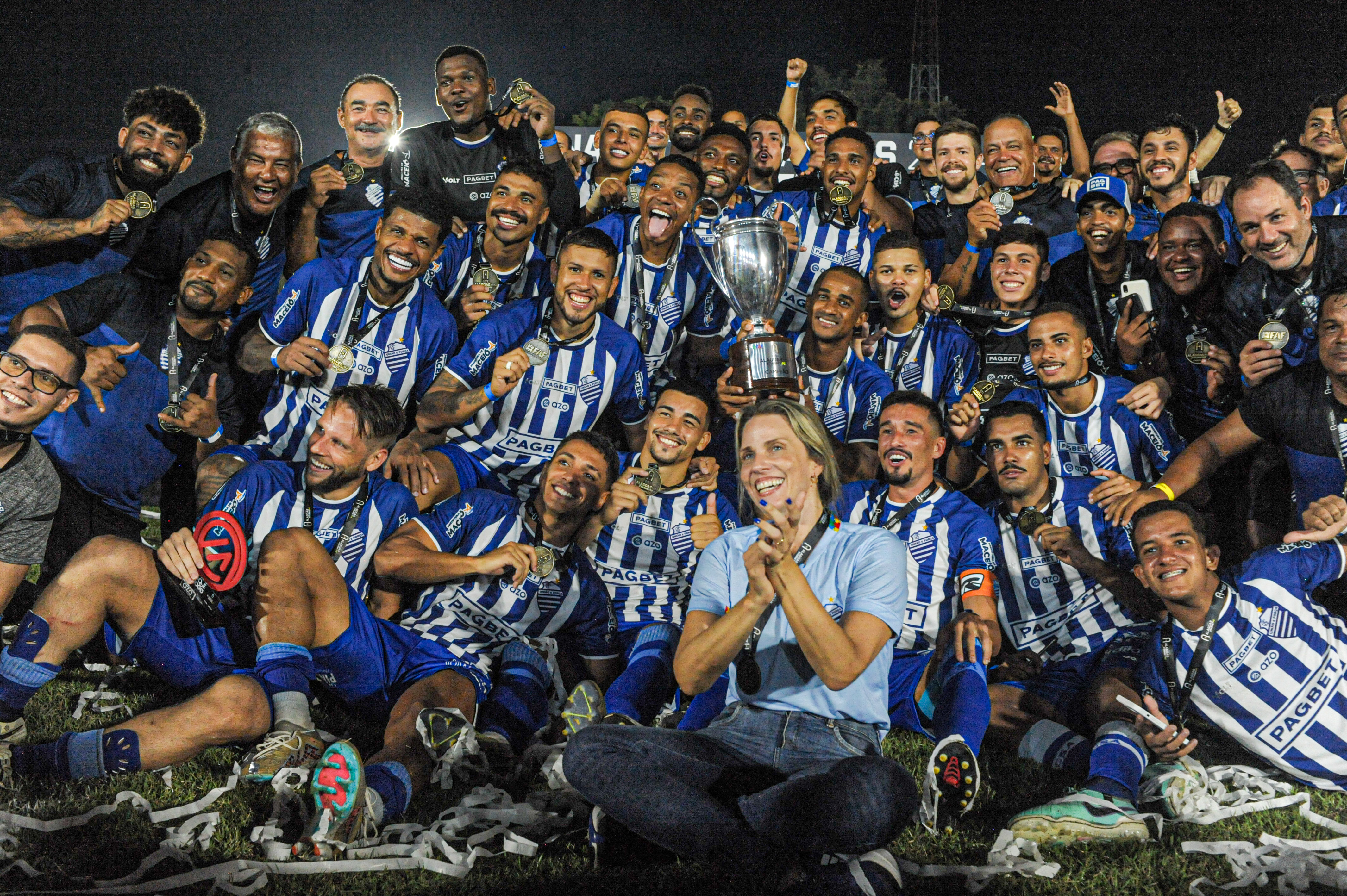 Após altos e baixos, CSA se recupera e levanta troféu da Copa Alagoas