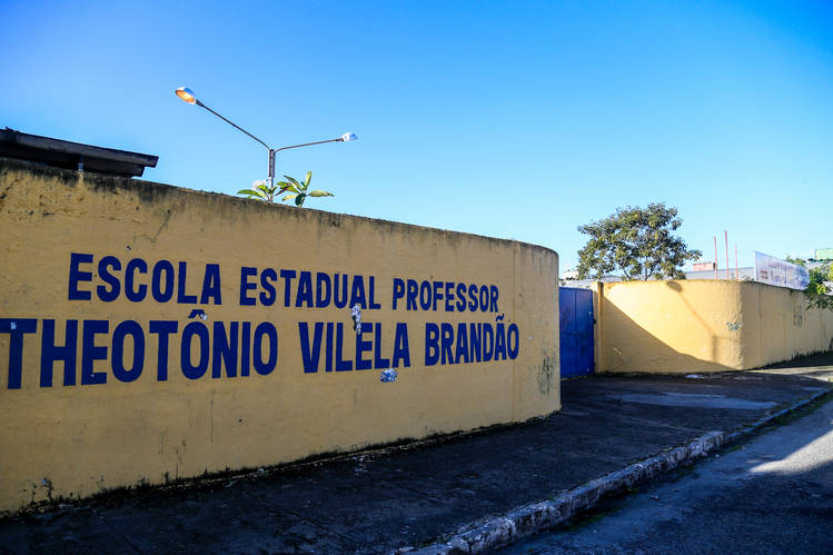 /Maceió, 06 de agosto de 2020
Escola Estadual Professor Theotônio Vilela Brandão. Localizada na  Rua  Coronel Adauto Gomes Barbosa, no bairro de Santo Eduardo em Maceió. Alagoas - Brasil.
Foto: ©Ailton Cruz