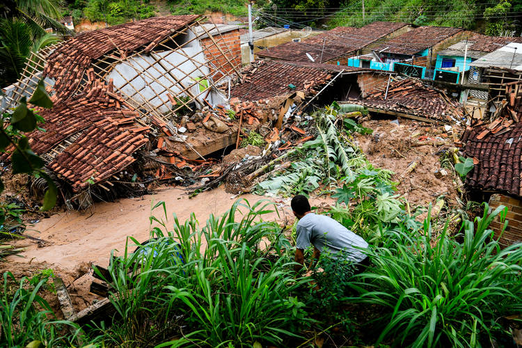 /Maceió, 15 de abril de 2021
Casa caiu após as fortes chuvas na Grota da Alegria, localizada no bairro Benedito Bentes, em Maceió. Alagoas - Brasil.
Foto:@Ailton Cruz