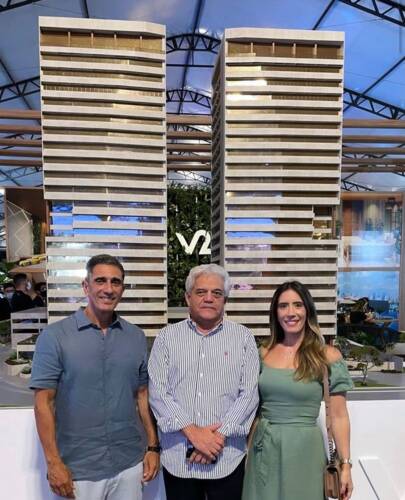 RONALD VASCO, diretor da V2 Construções, e os arquitetos MARIANO TEIXEIRA e BIA VASCO celebram o sucesso do empresarial The Icon Park Office, lançado próximo ao Parque Shopping com diferenciais tecnológicos