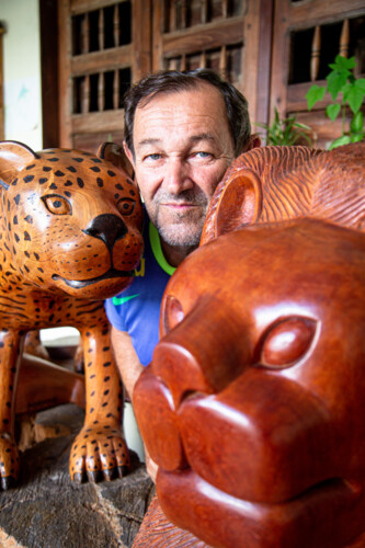 Artesão Valdelon Peixoto se inspira na fauna brasileira para esculpir