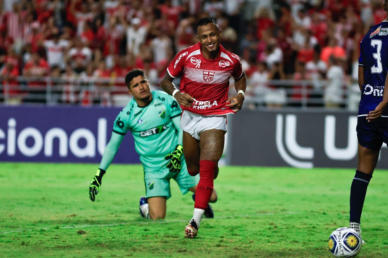 /Léo Pereira comemora o seu gol, o segundo do CRB